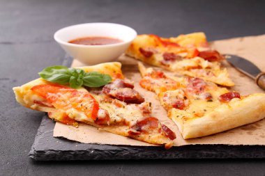 iştah açıcı dilim pizza sos ile