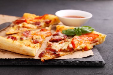 iştah açıcı dilim pizza sos ile