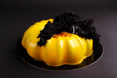 Sarı pasta çikolata mousse ile