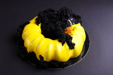 Sarı pasta çikolata mousse ile