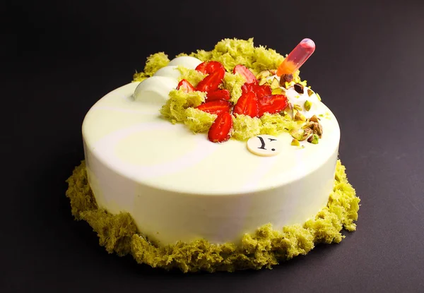 Lemon cake with strawberries — Stock Photo, Image