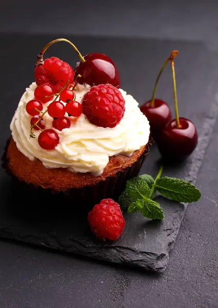 kek krem, nane ve çilek ile 