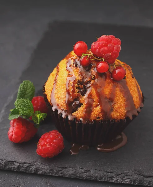 Cupcake met chocolade, munt en bessen — Stockfoto