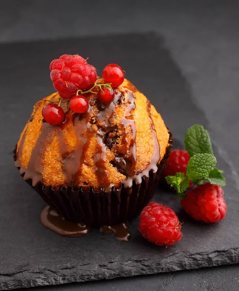 Cupcake mit Schokolade, Minze und Beeren — Stockfoto