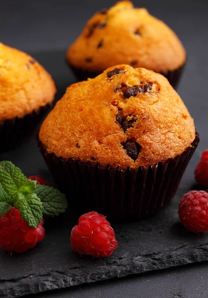 Cupcake mit Schokolade, Minze und Beeren — Stockfoto