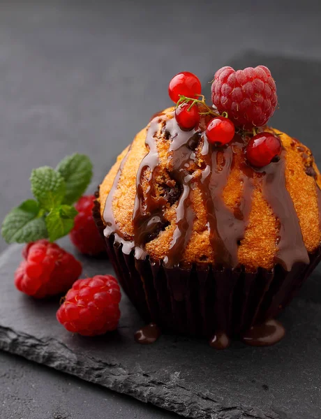 Cupcake mit Schokolade, Minze und Beeren — Stockfoto