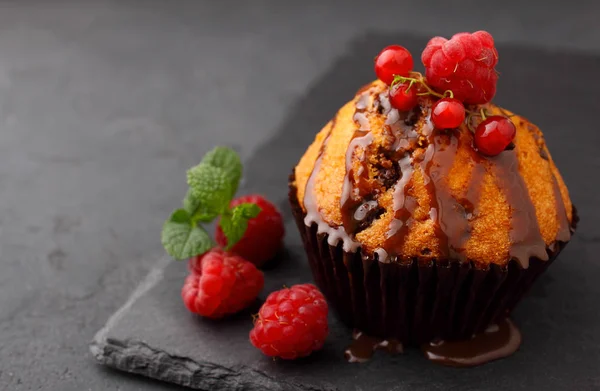 Cupcake met chocolade, munt en bessen — Stockfoto