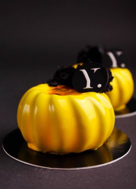 Sarı pasta çikolata mousse ile