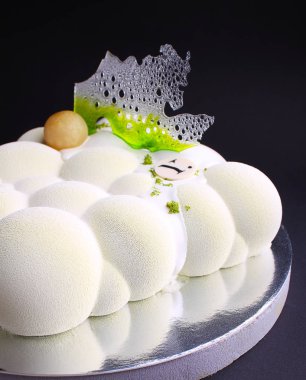 dekorasyonda ayna sır ile pasta