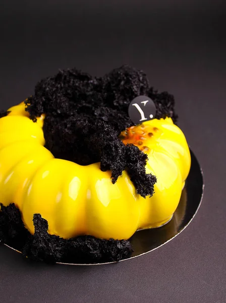 Sarı pasta çikolata mousse ile