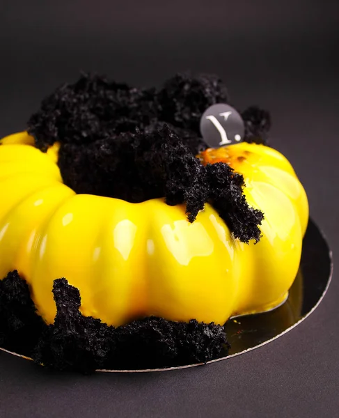 Жовтий торт з шоколадним мусом — стокове фото