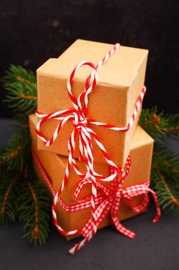 Yeni yıl hediye kutuları çam dalları ile