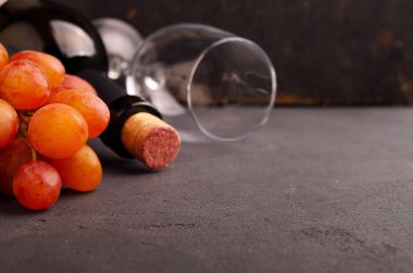 şişe ve boş bardağı üzüm