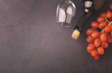 şişe ve boş bardağı üzüm