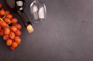 şişe ve boş bardağı üzüm