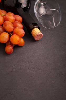 şişe ve boş bardağı üzüm