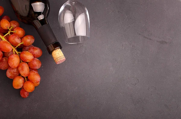 şişe ve boş bardağı üzüm