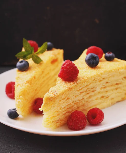 Pastel de napoleon decorado con bayas y menta —  Fotos de Stock