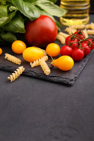 Pasta with basil leaves and olive oil — Stock Photo, Image