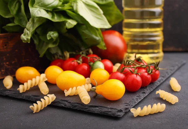 Pasta with basil leaves and olive oil — Stock Photo, Image