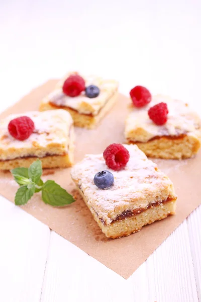 Hausgemachte Stücke Kuchen mit Beeren — Stockfoto