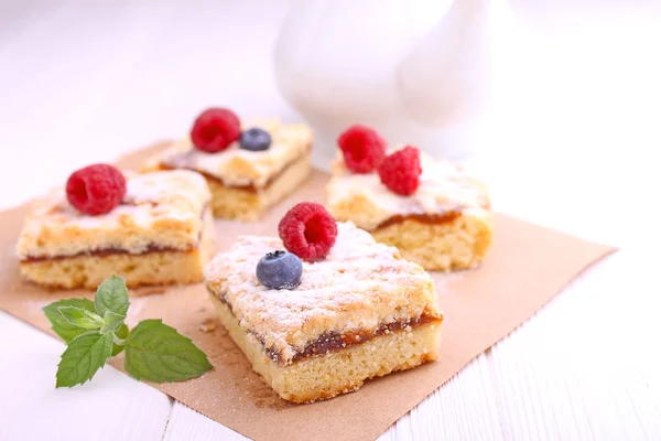 Trozos caseros de pastel con bayas —  Fotos de Stock