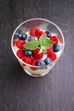 Süt pudingi çilek ile 