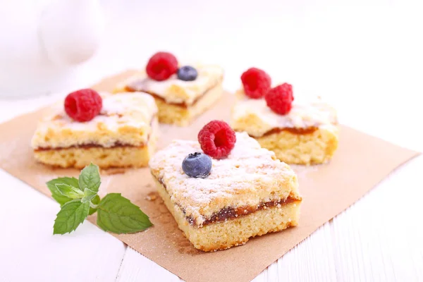 Zelfgemaakte stukken taart met bessen — Stockfoto