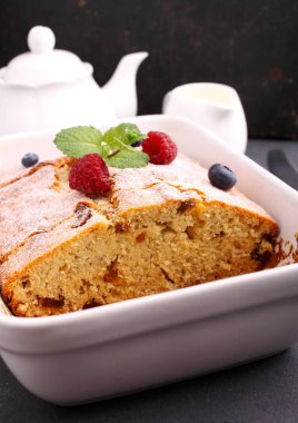 çilek ile dekore edilmiş ev yapımı pasta