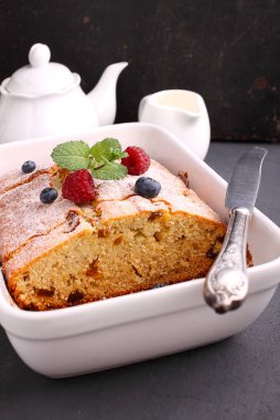 çilek ile dekore edilmiş ev yapımı pasta