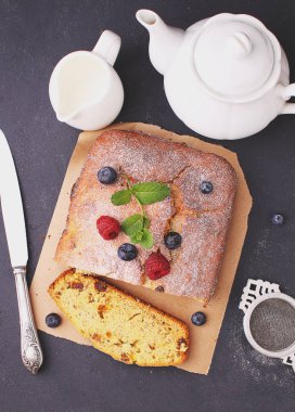 çilek ile dekore kek