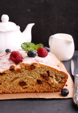 çilek ile dekore edilmiş ev yapımı pasta