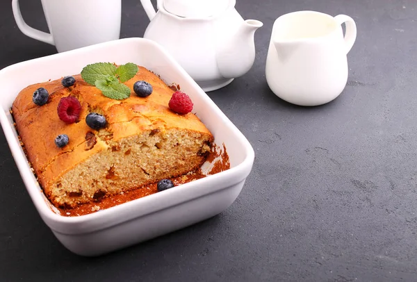 pasta, çaydanlık, sürahi ve bardak