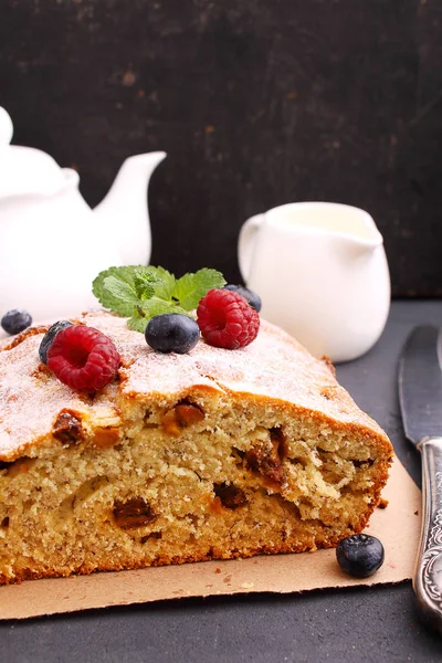 çilek ile dekore edilmiş ev yapımı pasta