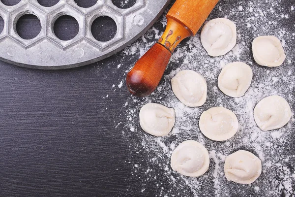 Nudelholz, rohe Knödel in Mehl — Stockfoto