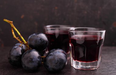 gözlük kırmızı şarap ve olgun üzüm ile