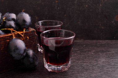 gözlük kırmızı şarap ve olgun üzüm ile