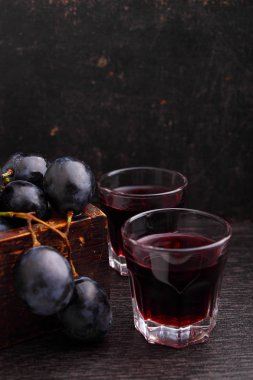 gözlük kırmızı şarap ve olgun üzüm ile