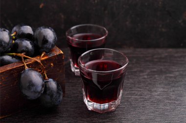 gözlük kırmızı şarap ve olgun üzüm ile