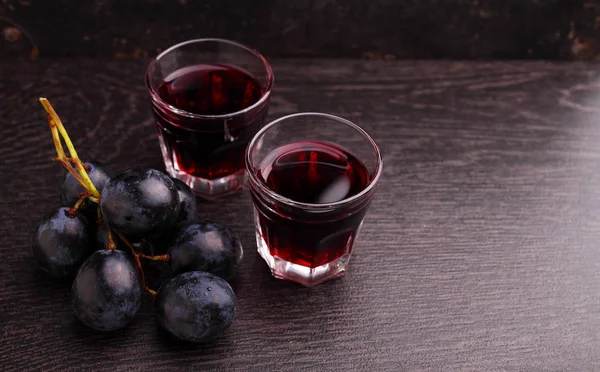 gözlük kırmızı şarap ve olgun üzüm ile