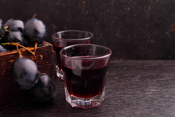 gözlük kırmızı şarap ve olgun üzüm ile