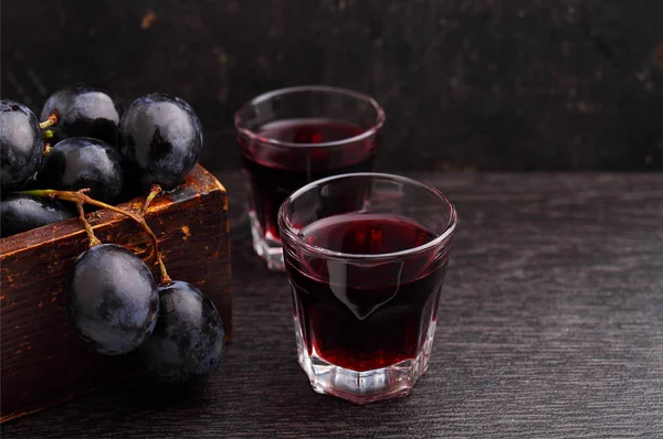 gözlük kırmızı şarap ve olgun üzüm ile