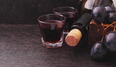 gözlük kırmızı şarap ve olgun üzüm ile