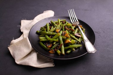 mantar ile kızarmış rosto fasulye