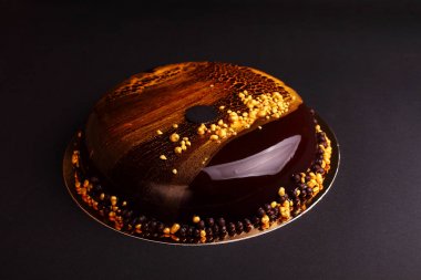 Ayna sır içinde çikolatalı kek