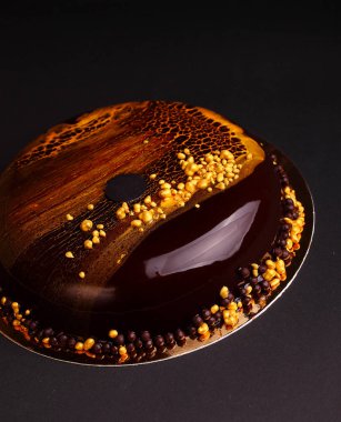 Ayna sır içinde çikolatalı kek