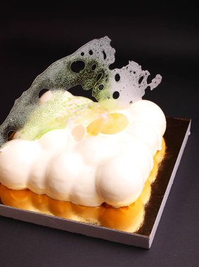 Berry Mus pastayla bir karamel ile dekore edilmiştir.