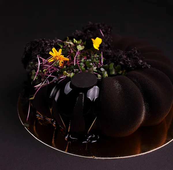 Cake with berry mousse and flowers — Stock Photo, Image
