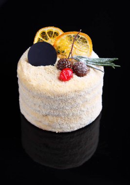 Tatlım pasta siyah arka plan üzerine çilek ile