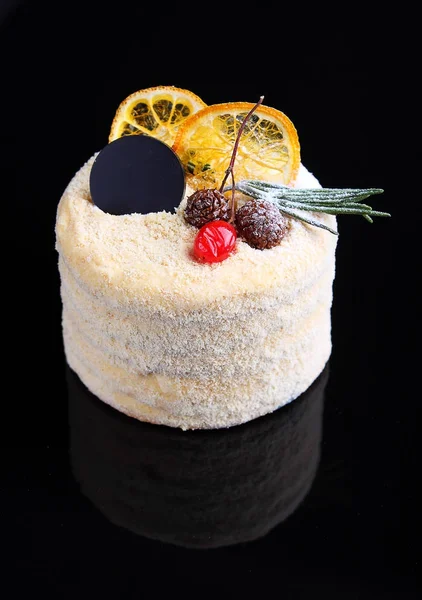 Torta Miele Con Bacche Sfondo Nero — Foto Stock